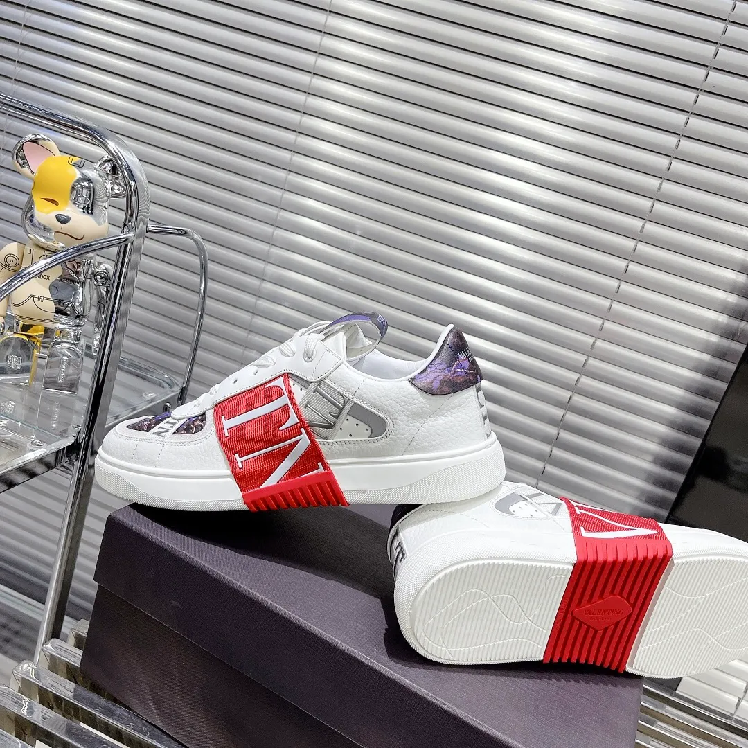 👟👟Ex-factory price 600👟👟 Valentino ONE STUD calfskin lace-up sneakers. Soft suede low-top sneakers, classic and versatile, couple's sneakers, special goods, worth buying! A pair of simple shoes with unique details will save you from the difficulty of dressing. OneStud sneakers, with quilted plaid and oversized rivets, create an eye-catching punk style and get rid of the heavy feeling of this season's clothing. Upraise calfskin derby shoes, with exquisite leather construction and simple silhouette, and smooth lines set the tone of coolness, are a versatile item in the wardrobe. There are more Valentino boutique shoes waiting for you to unlock! It’s time to get the shoes you’ve been coveting for a long time! Officially on sale 7,+++ - Seven straps, decorated with metallic rubber effect. Decoration on the back and tongue. Size 35-44.